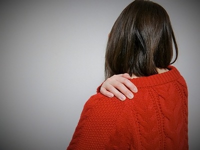 猫背の人は肩こりがセットになることが多い！？