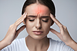 片頭痛の症状─主な症状は頭の片側でズキン、ズキンと長引く痛み]