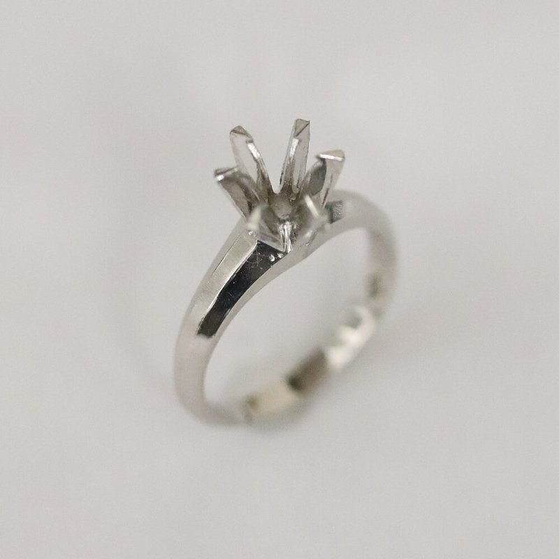 広島市安佐北区K様のプラチナ立爪ダイヤリングジュエリーリフォーム前 広島市安佐北区K様のプラチナ立爪ダイヤリングジュエリーリフォーム前