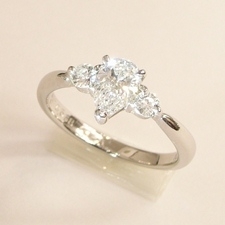 ペアシェイプカットダイヤモンドの婚約指輪