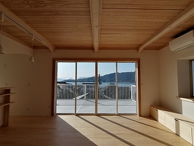 夏に木の床がべたつきにくい理由