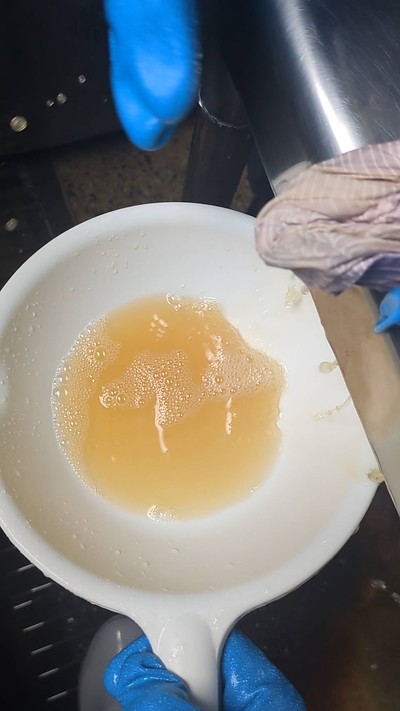 羽毛布団やダウンジャケットもこんなに汚れてます。