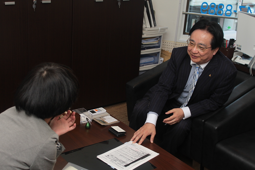 岡崎俊視さん取材風景