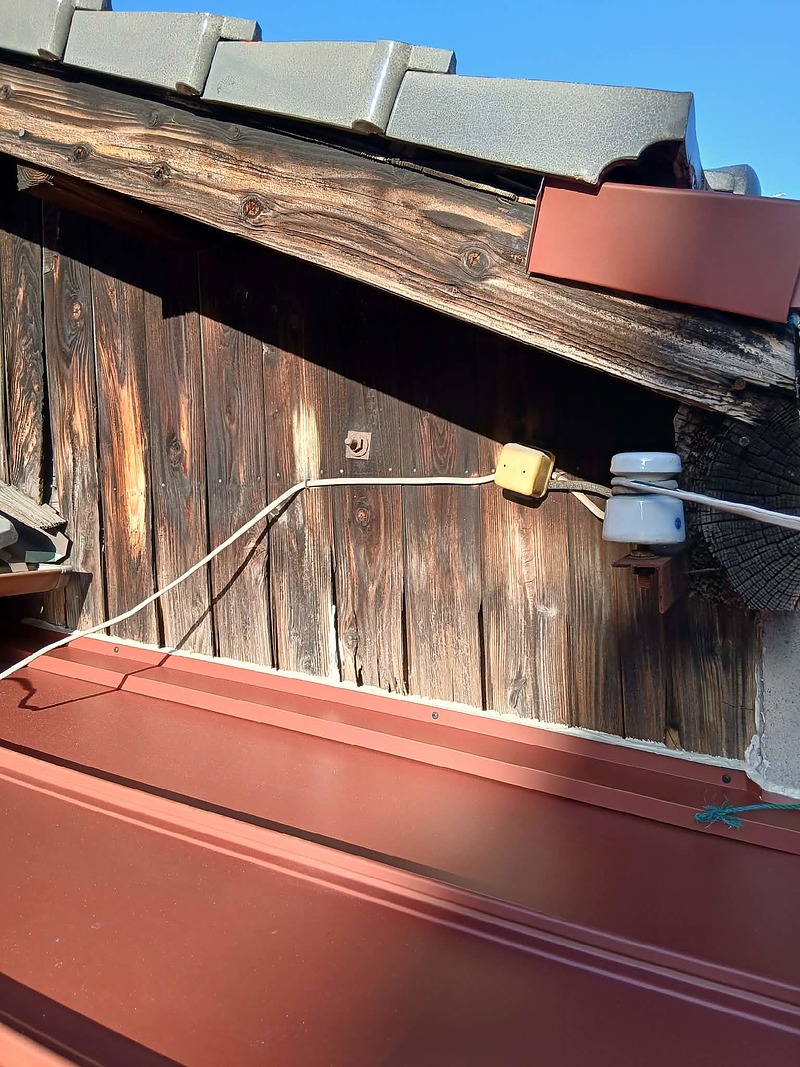 板金を下に瓦を上から被せる。雨水は下から上に上がるのでその対策 板金を下に瓦を上から被せる。雨水は下から上に上がるのでその対策