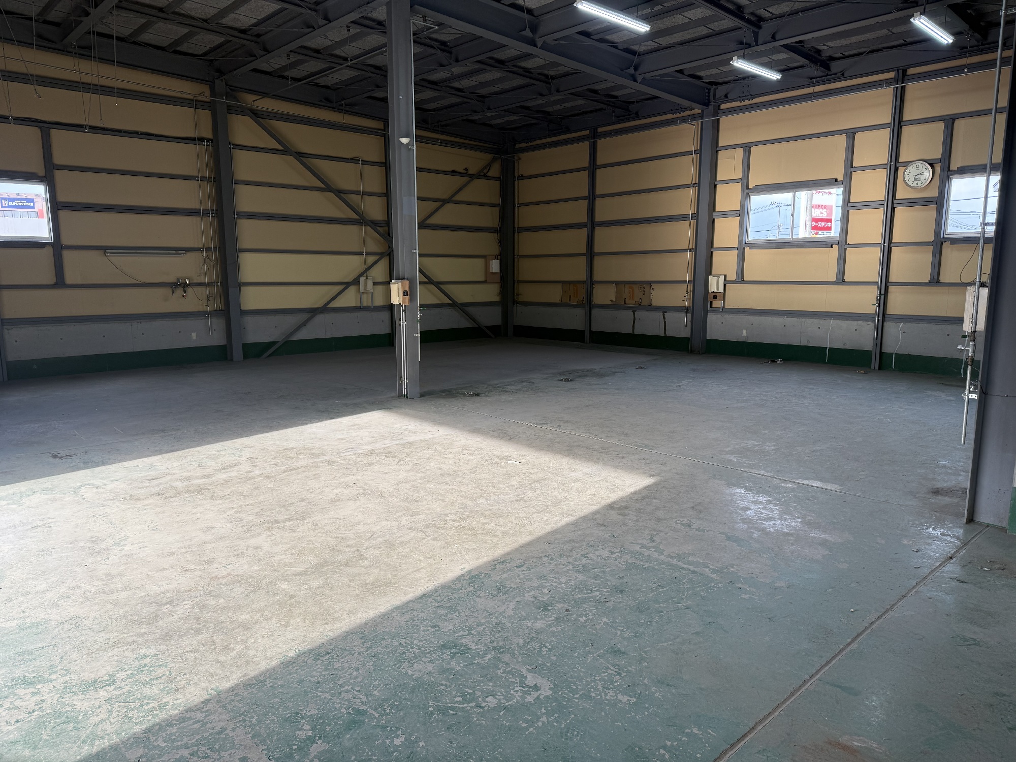 北広島市大曲 貸倉庫 床 施工前