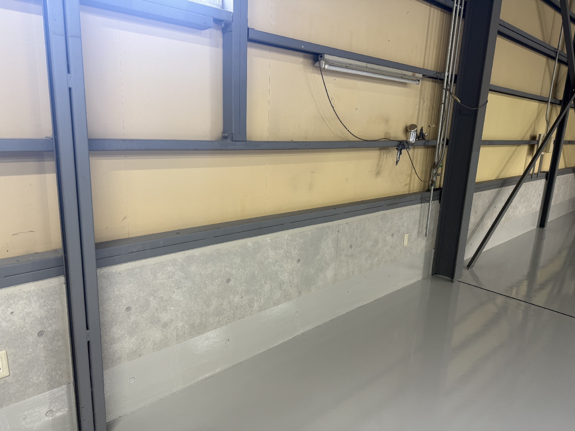 北広島市大曲 貸倉庫 基礎コンクリート調塗装完了