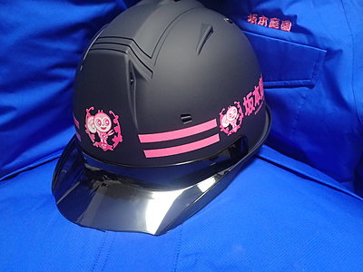 坂本庭園のヘルメット。坂本庭園のキャラクターの『さかもってぃー』。