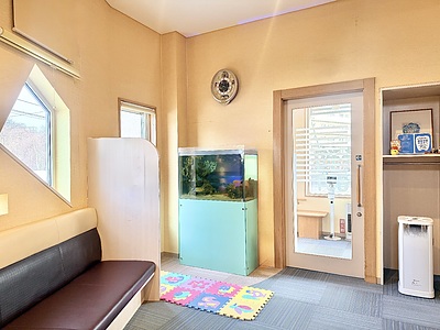 待合室の役割を変えない水槽設計