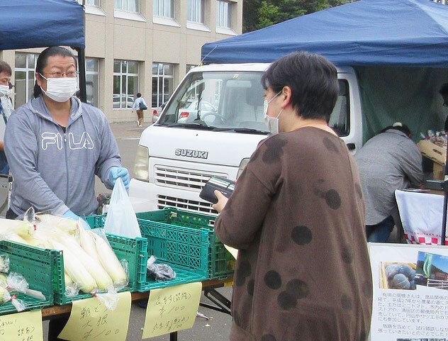 高橋信一郎さん野菜の販売風景