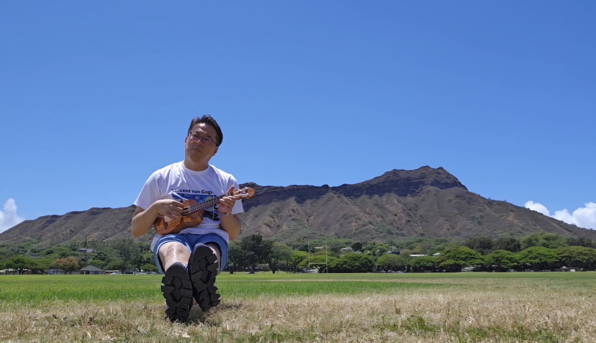 ダイヤモンドヘッドをバックにウクレレ演奏