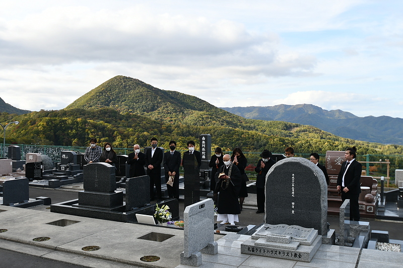 佐々木様バックに山