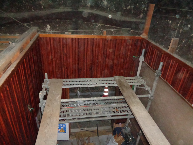 足場をして天井をばらす