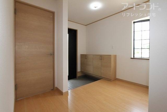 玄関。出窓付きで明るくスッキリした印象に