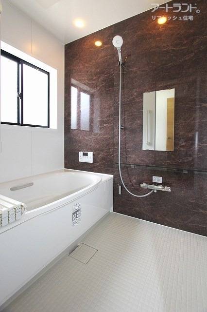 浴室も新設。転倒防止の手すり付きです