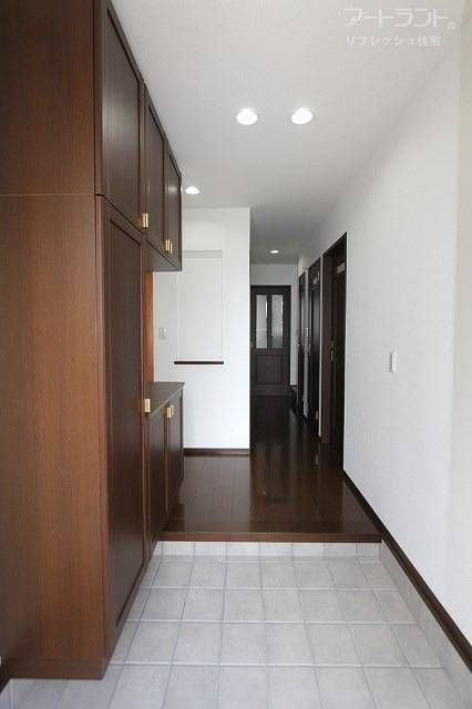 収納力のあるコの字型シューズボックス付きの玄関