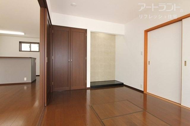 リビングに隣接の6.6帖洋室は扉を開けると開放的