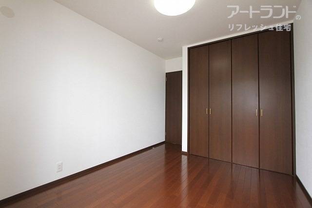 2階5.3帖洋室にもクローゼット付き