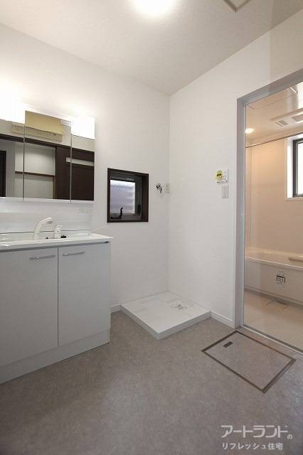 便利な三面鏡タイプの洗面台を新設