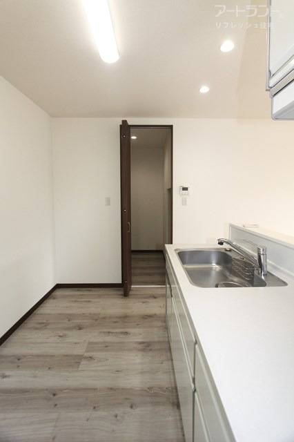 キッチン横に収納スペースがあり、パントリーとして