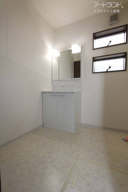 新設の洗面台は便利な三面鏡タイプ