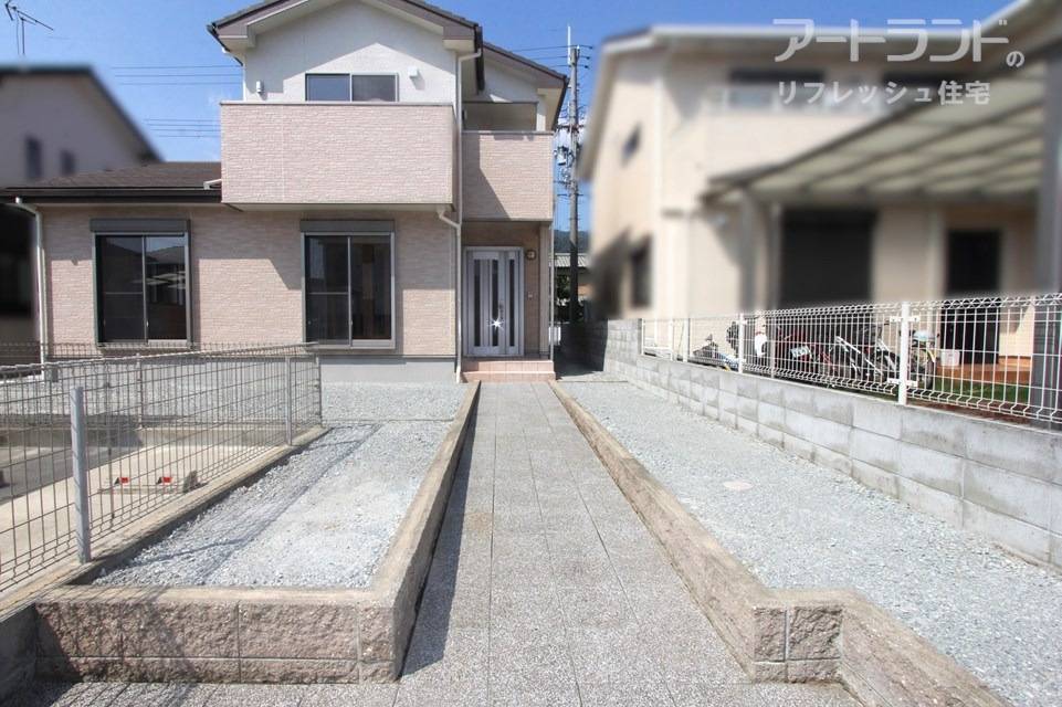 花壇付きの玄関アプローチ