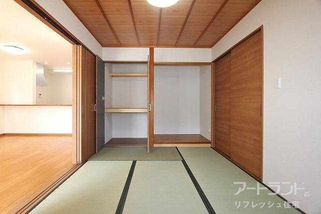 リビングに隣接する6帖和室は客間にも