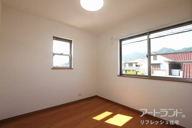 4.5帖の洋室は2面採光で風通し〇