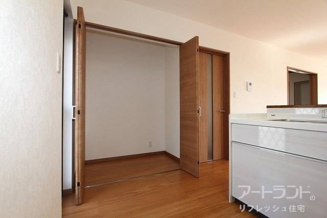 キッチン横にはパントリーとしても使える収納あり