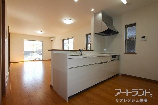 対面式のシステムキッチンを新設しています