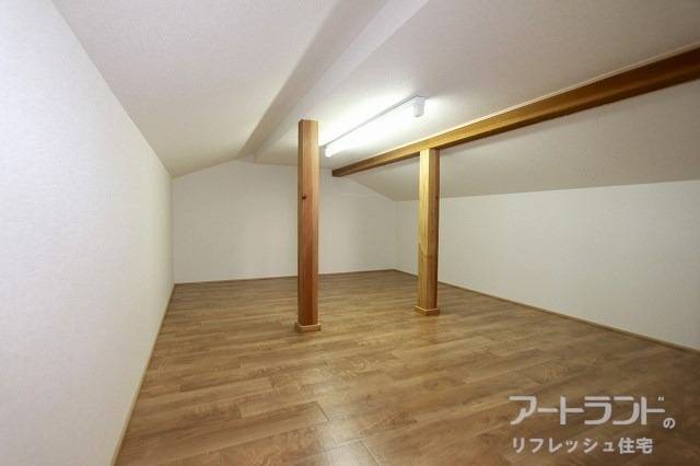 季節物の家電などを収納できる小屋裏収納もあります