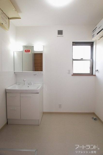 三面鏡タイプの洗面台を新設しています