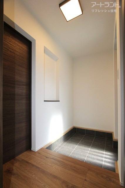 玄関を華やかに飾れるニッチ付き玄関