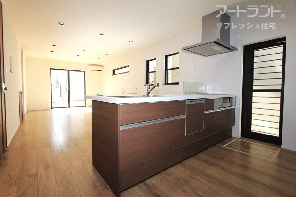 対面キッチンは食器洗浄乾燥機付き