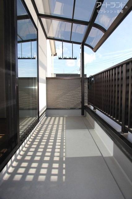 7帖の洋室から出入りできる西側ベランダ