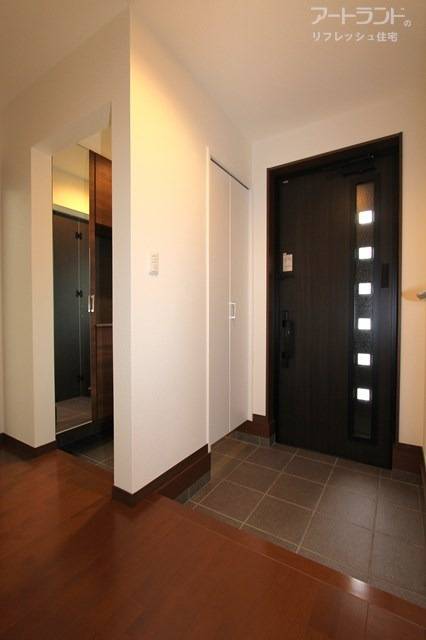 収納部分を隠せるシューズクローゼット付き玄関