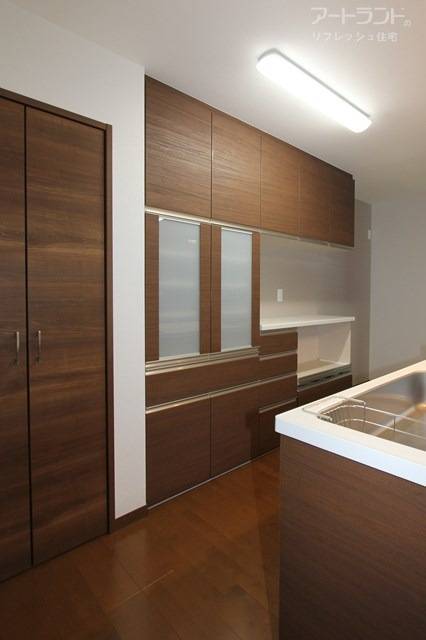 キッチンの背面に収納力ある食器棚付き