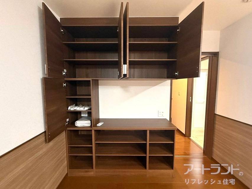 LDKには収納力のある棚付き
