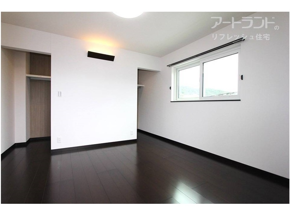 2階11帖洋室はバルコニーに面して明るく開放的