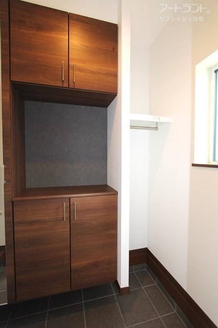 濡れた雨具も干せるパイプハンガー付き