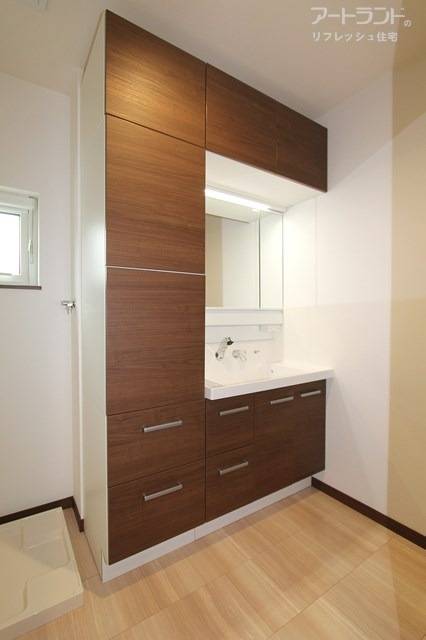 収納充実の独立洗面台付き