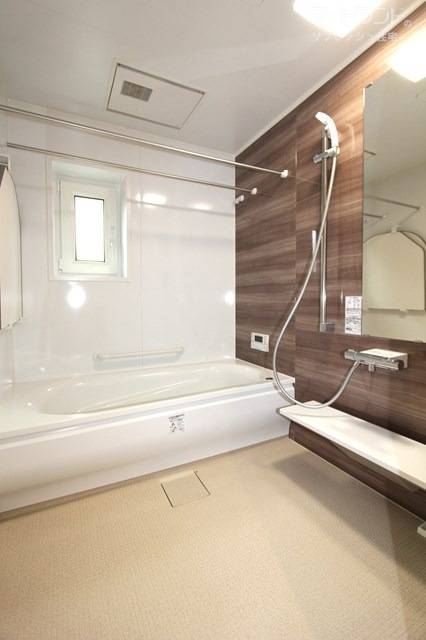 多機能で断熱浴槽のある浴室