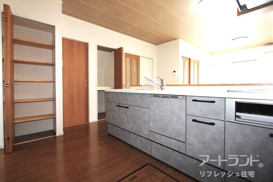 新設のキッチン横にはパントリーとして使える収納付