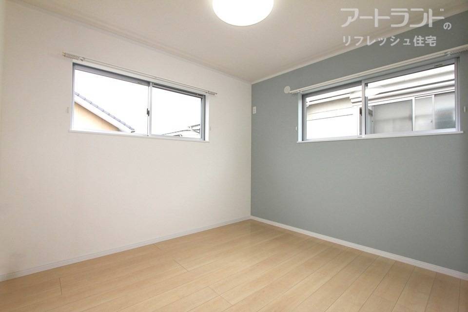 2階5帖洋室はアクセントクロスでオシャレに