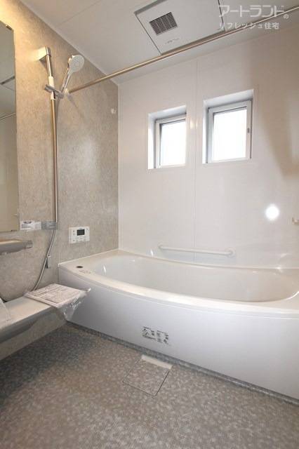 ゆったり1坪サイズの浴室を新設しています