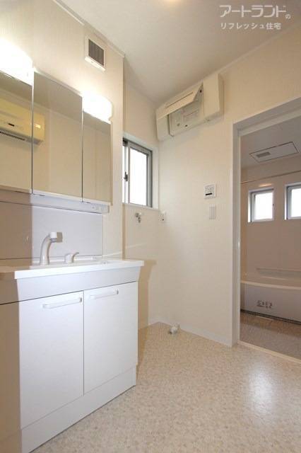 三面鏡タイプの洗面台を新設しています