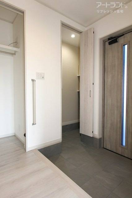 収納豊富なSIC付きの玄関