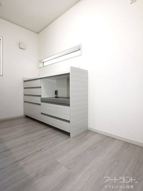 背面には収納・作業台として活躍するカップボード付