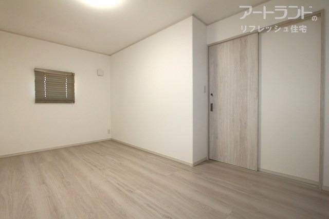 落ち着いた色合いの8帖洋室