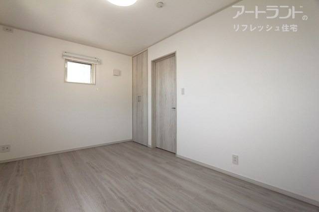 クローゼット付きの6帖の洋室