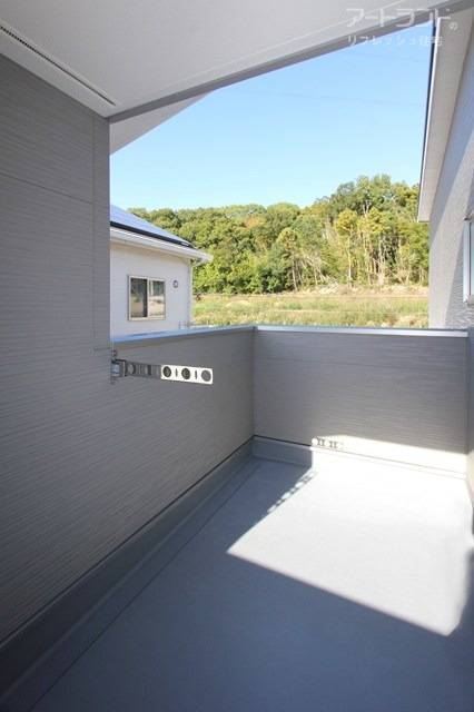 一部屋根ありのバルコニーは陽当たり良好